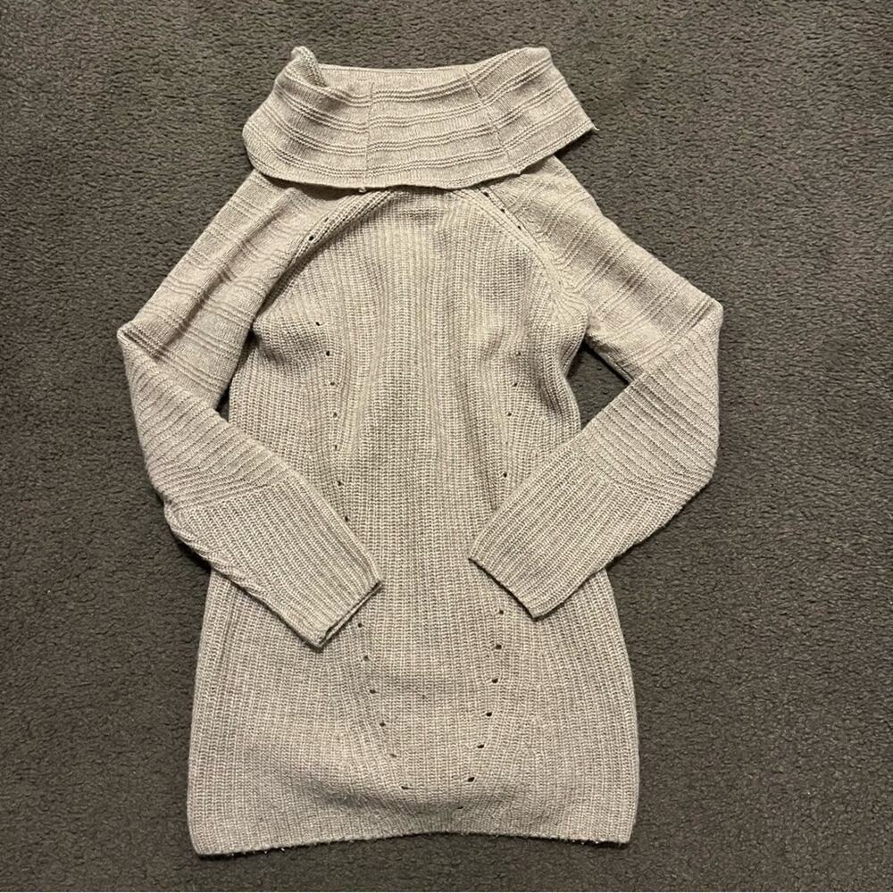 Neiman Marcus Cashmere Foldover Longer Length Sweater - Picture 4 of 4